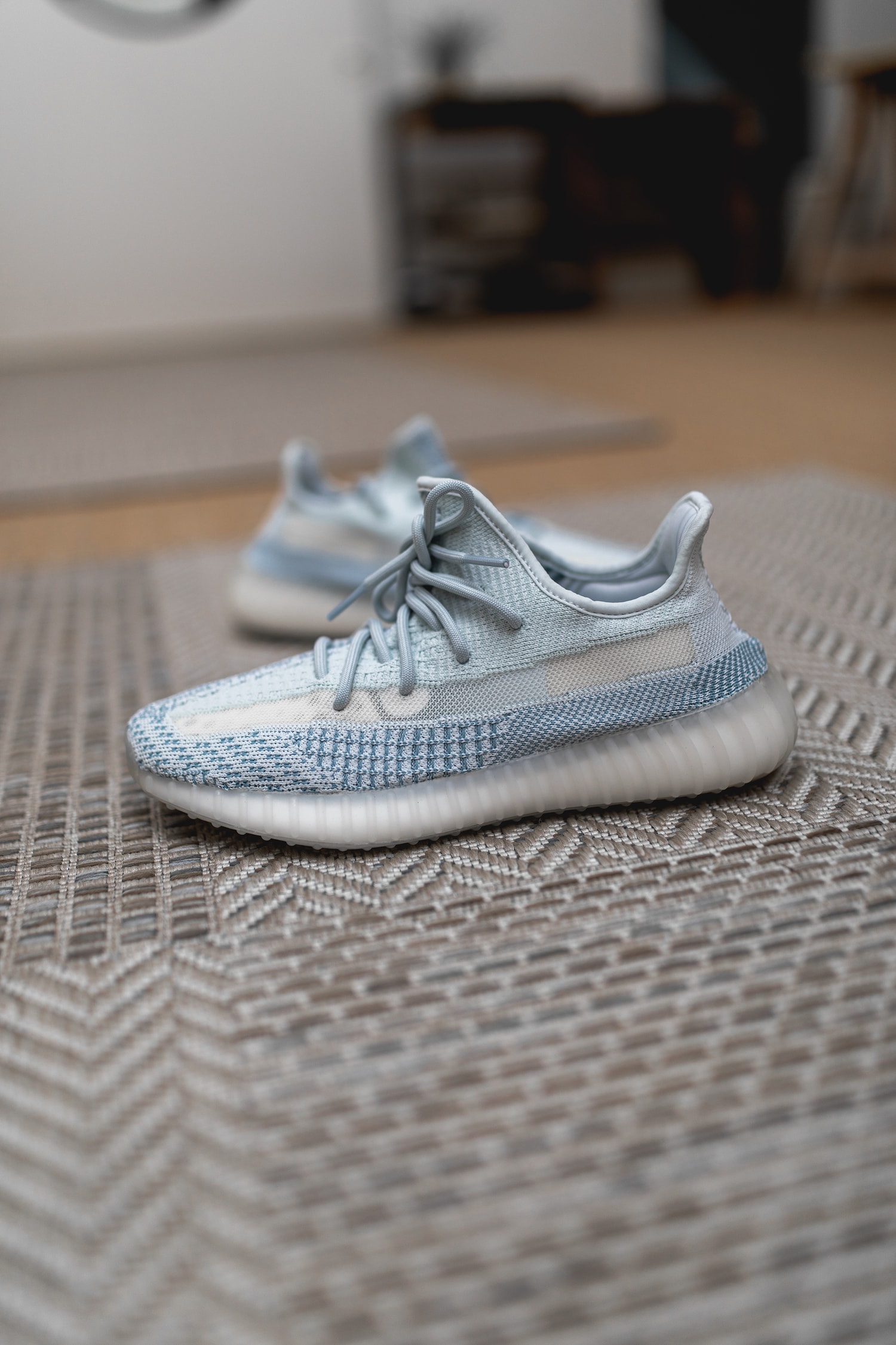 YEEZY BOOST 350 V2 Citrin Cloud White photos