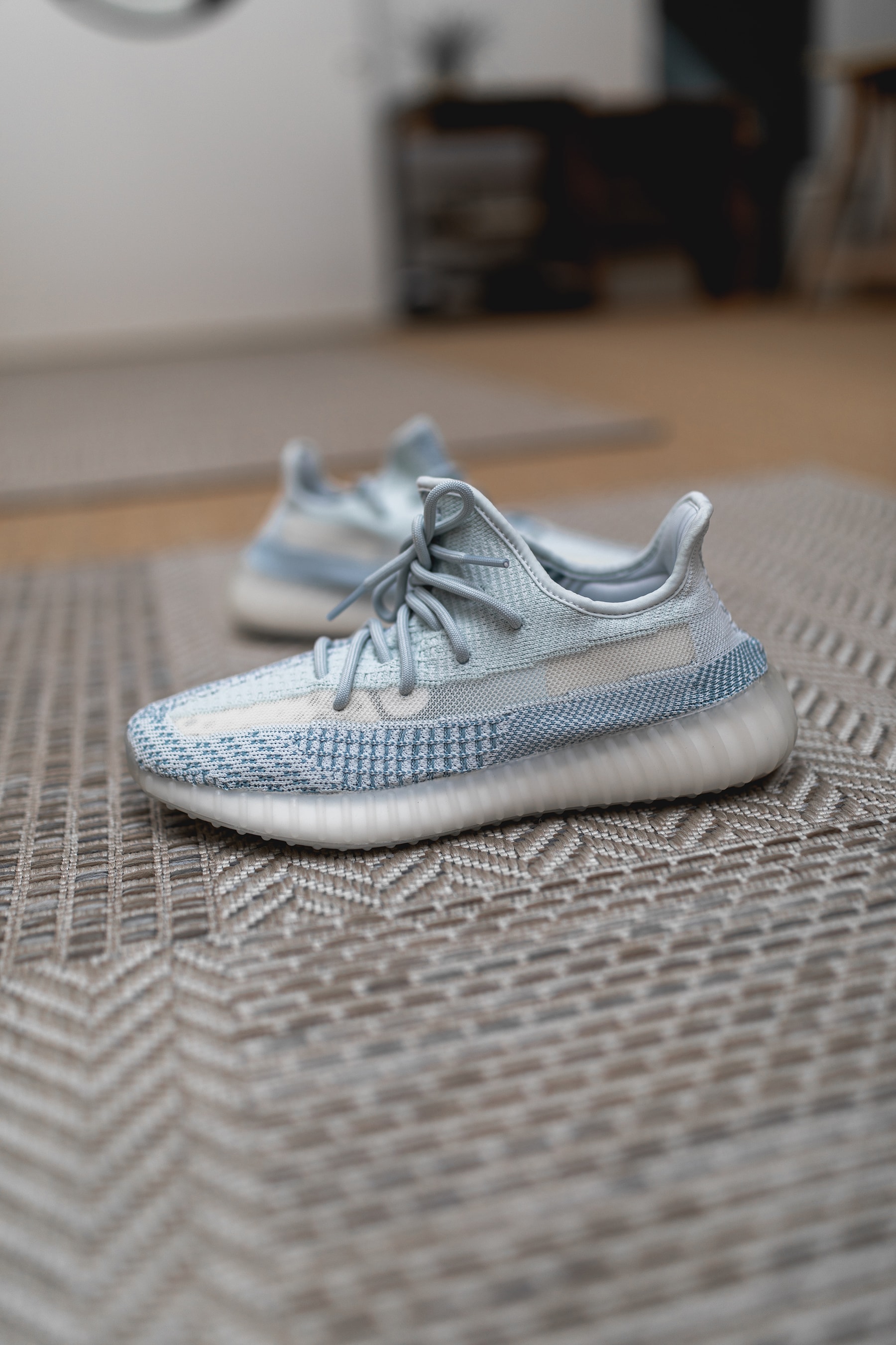 YEEZY BOOST 350 V2 Citrin Cloud White photos