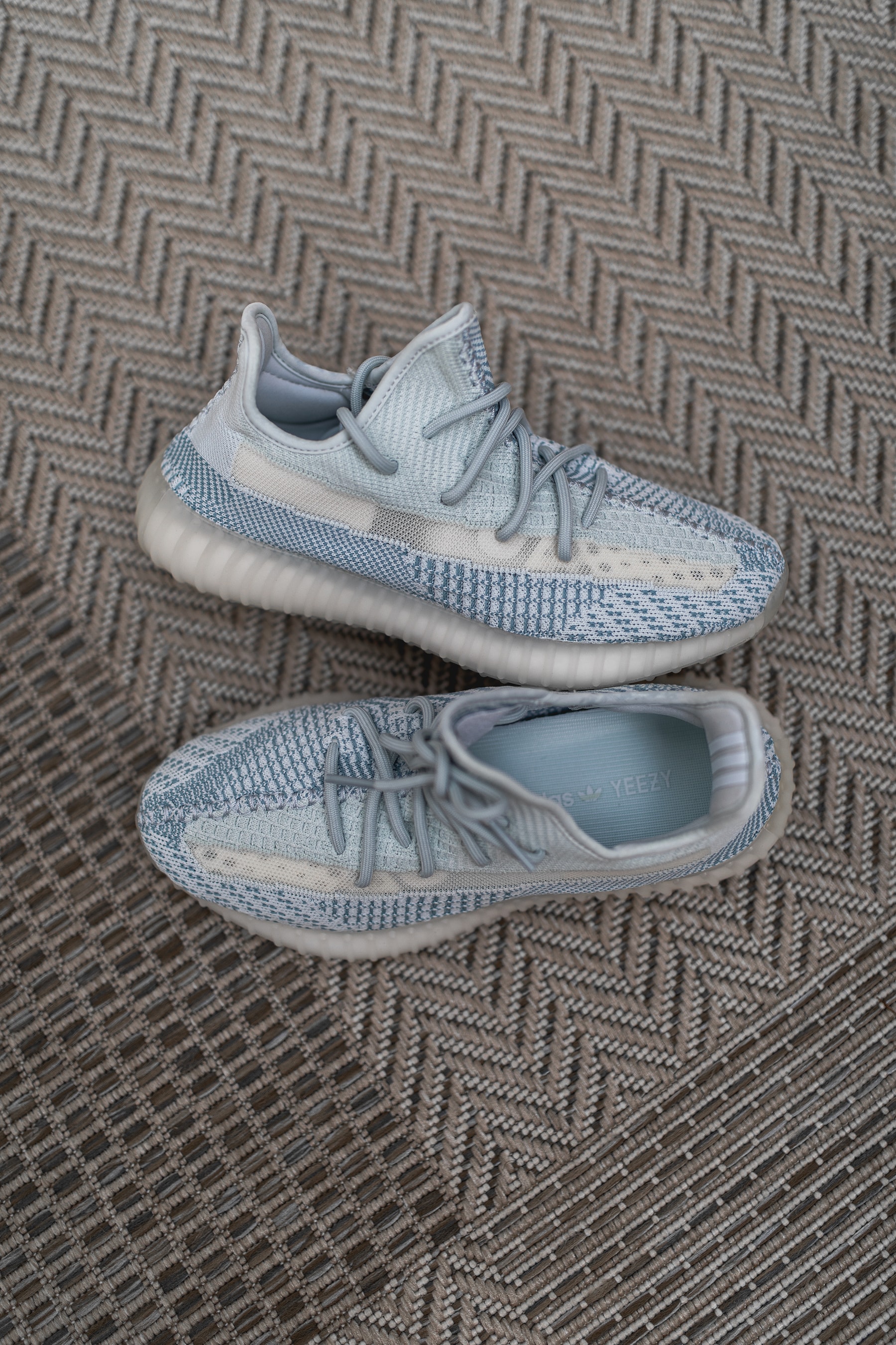 YEEZY BOOST 350 V2 Citrin Cloud White photos