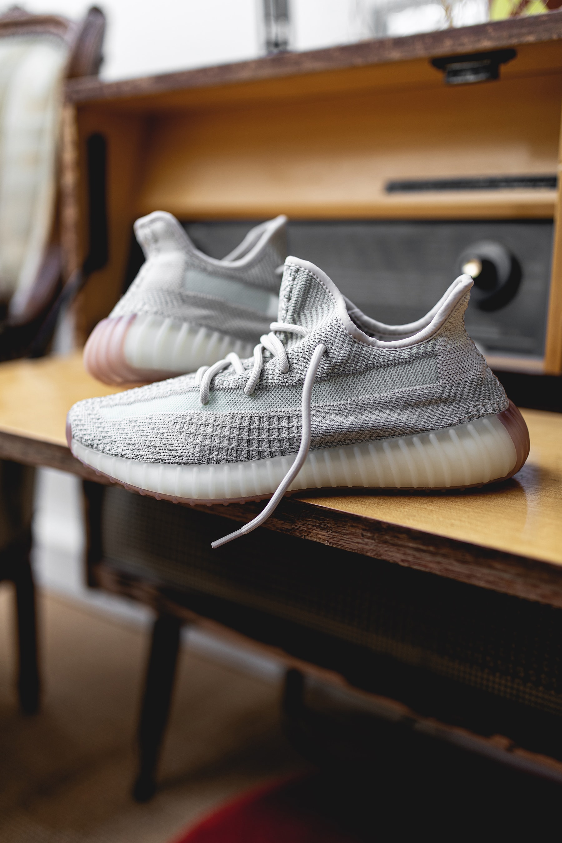 YEEZY BOOST 350 V2 Citrin Cloud White photos