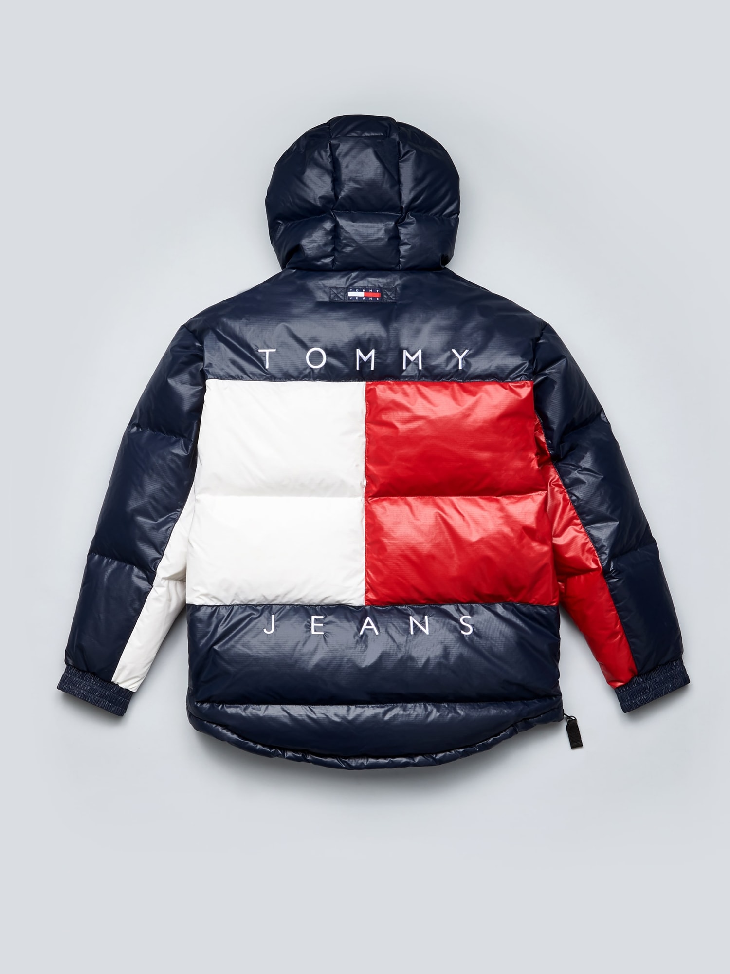 Tommy Jeans réédite des pièces vintage dans une nouvelle collection capsule