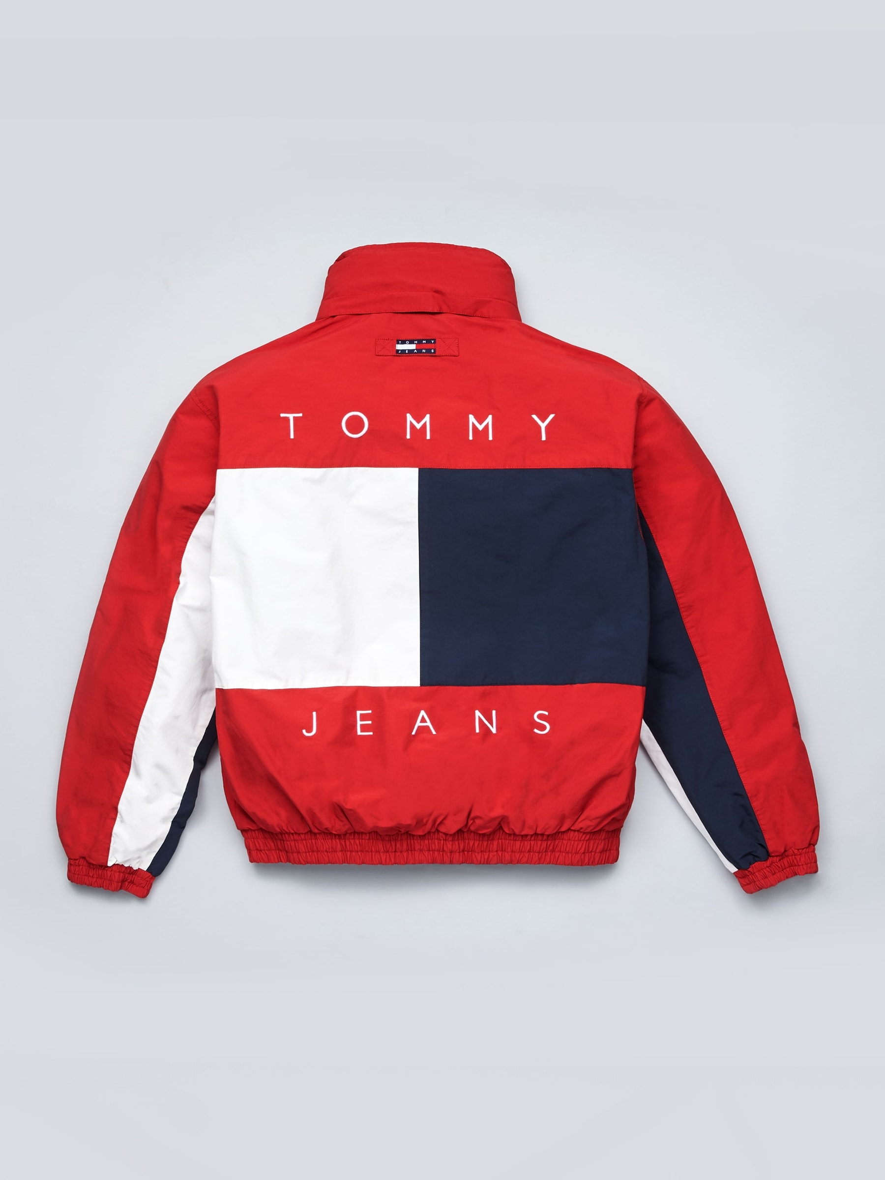 Tommy Jeans réédite des pièces vintage dans une nouvelle collection capsule