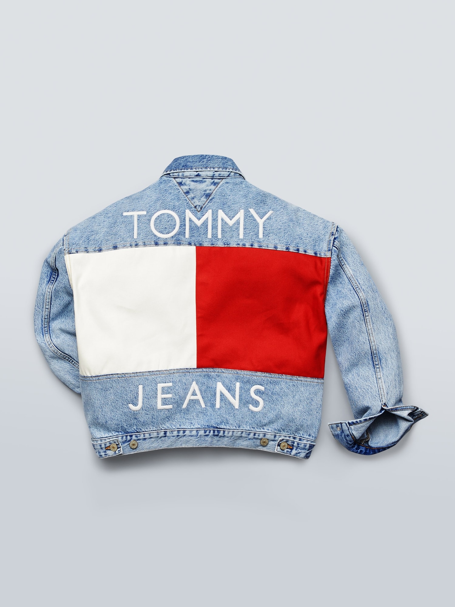 Tommy Jeans réédite des pièces vintage dans une nouvelle collection capsule