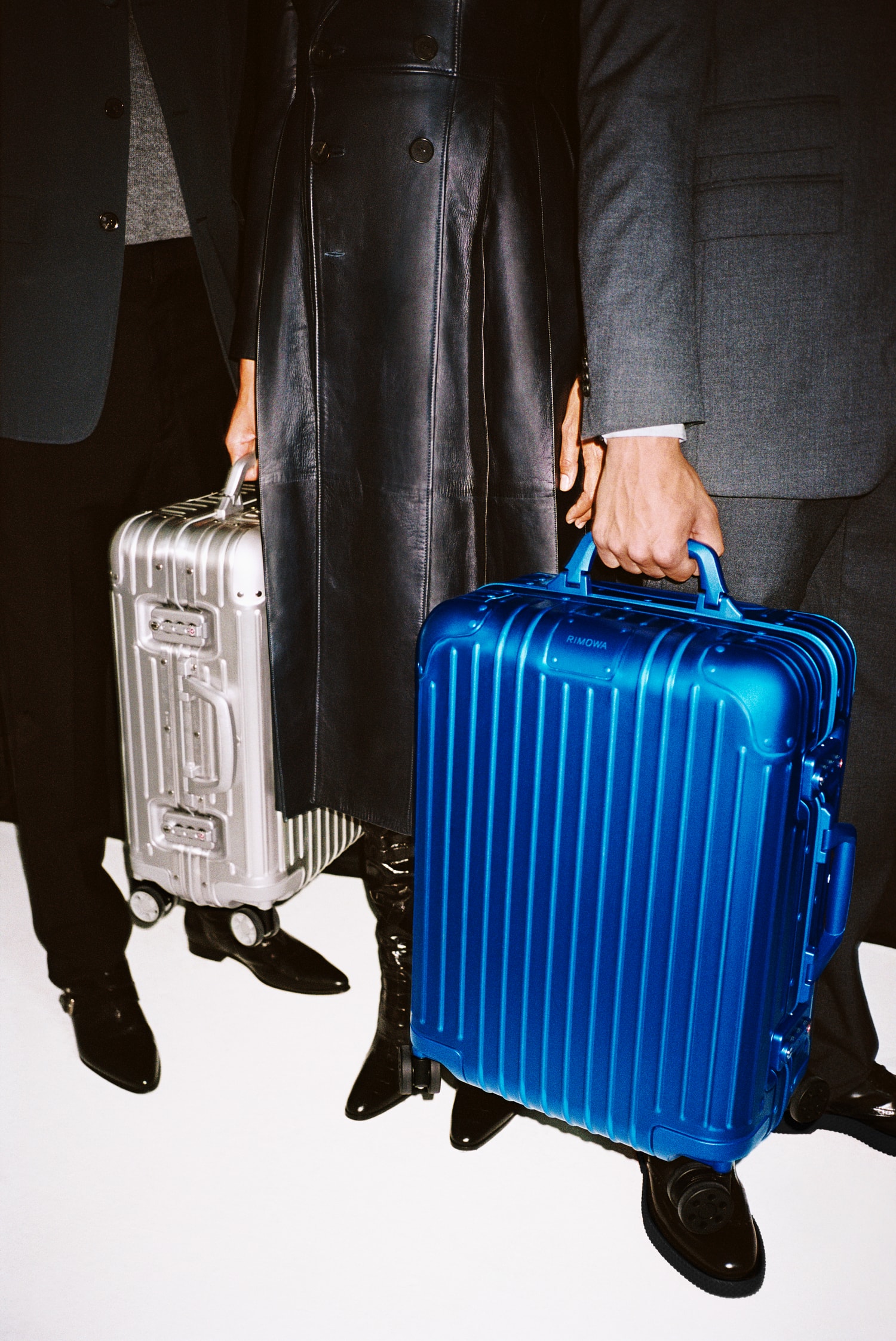 Rimowa donne de la couleur à son intemporelle valise en aluminium