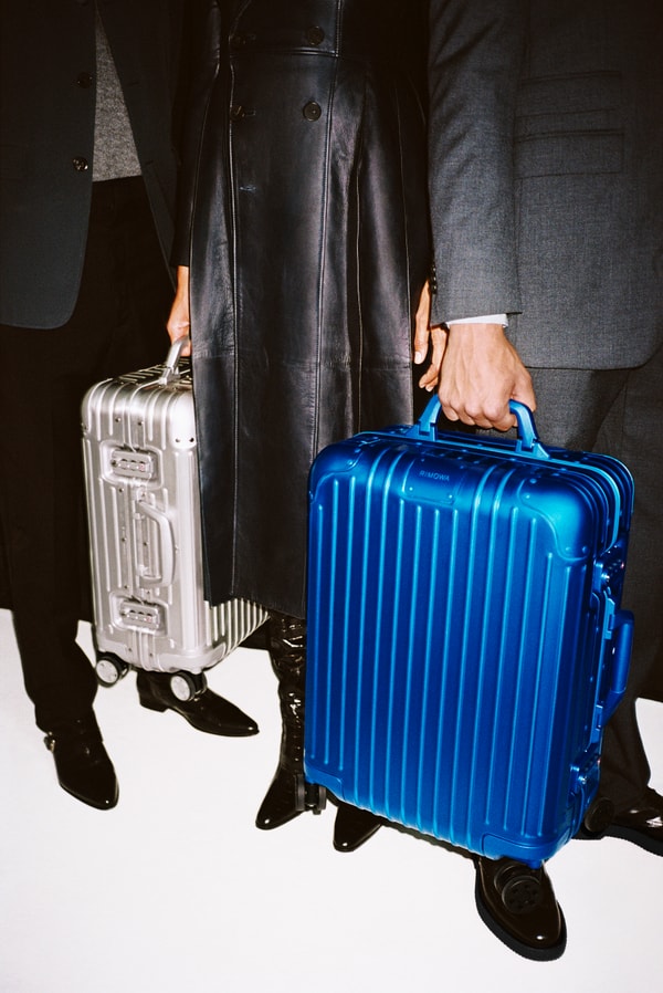 Rimowa donne de la couleur à son intemporelle valise en aluminium