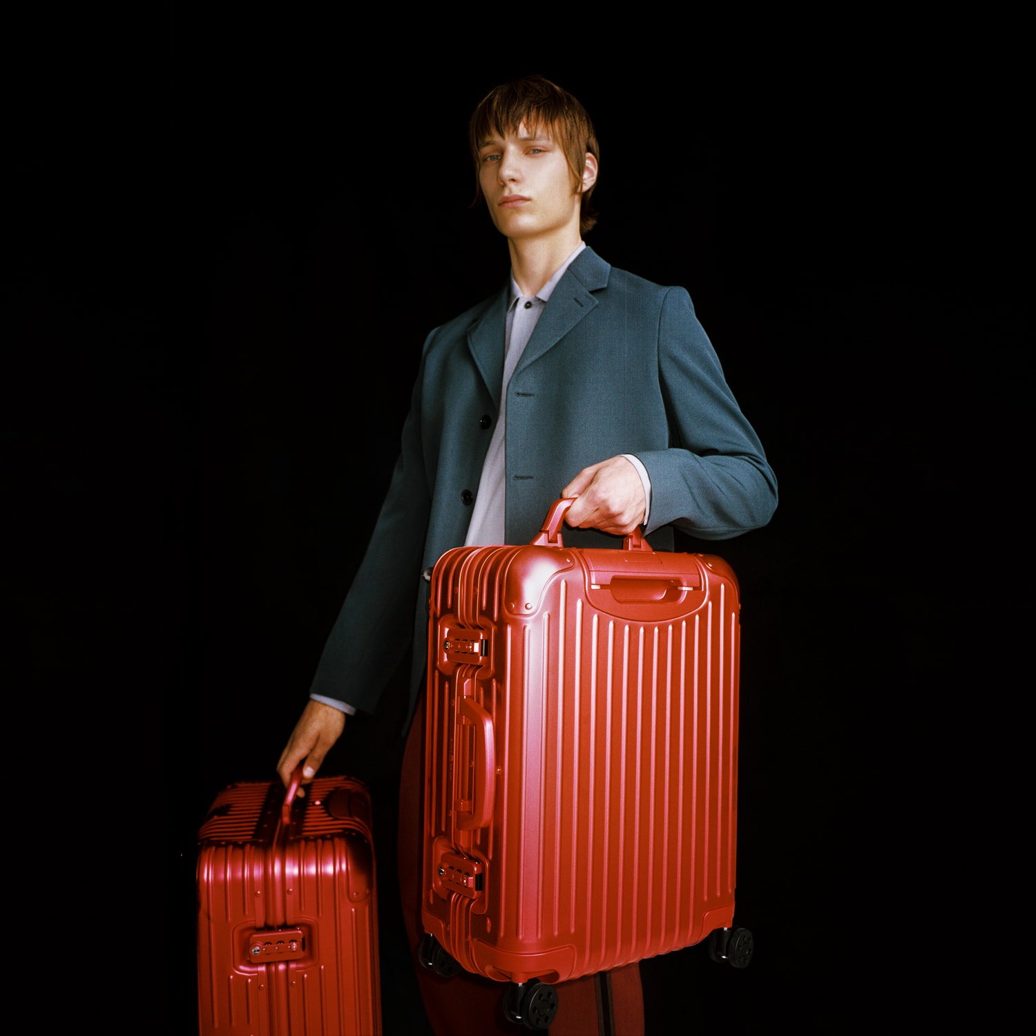 Rimowa donne de la couleur à son intemporelle valise en aluminium