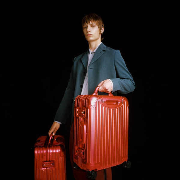 Rimowa donne de la couleur à son intemporelle valise en aluminium