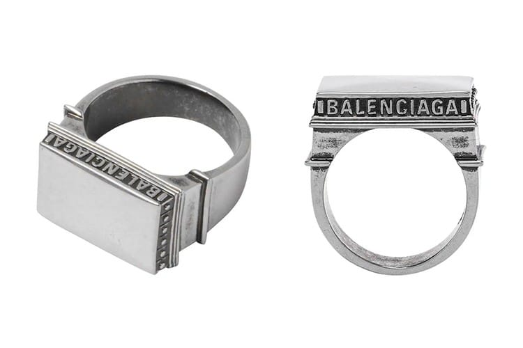 Balenciaga rend hommage à l'Arc de Triomphe avec sa nouvelle bague