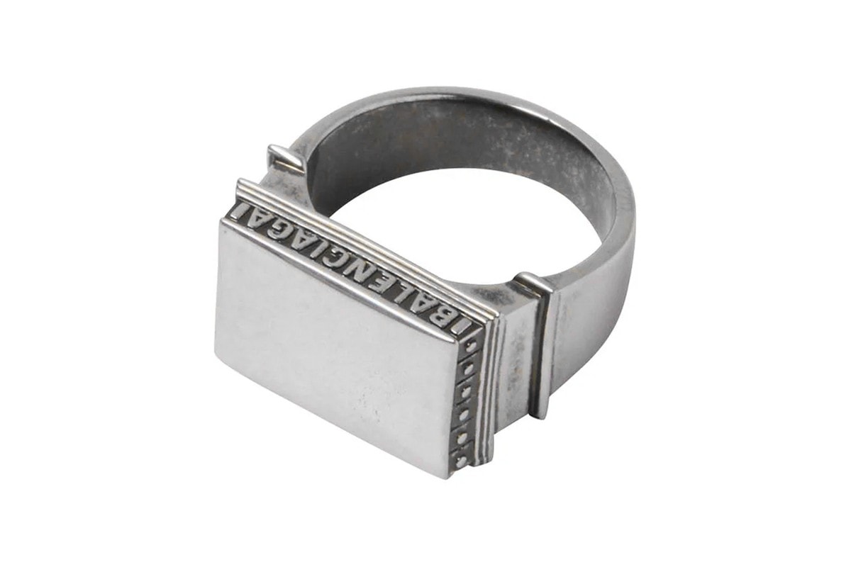 Balenciaga rend hommage à l'Arc de Triomphe avec sa nouvelle bague