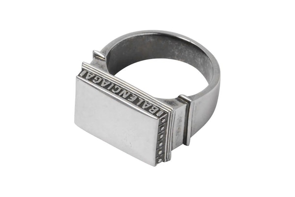 Balenciaga rend hommage à l'Arc de Triomphe avec sa nouvelle bague