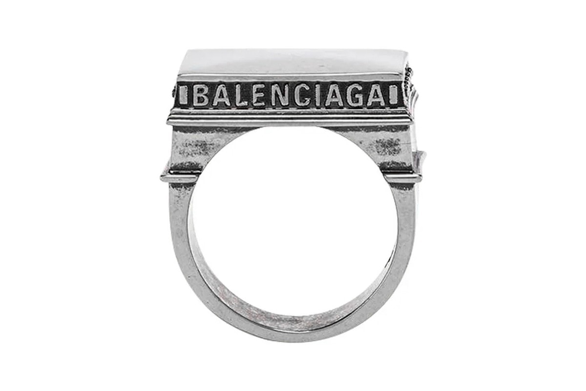Balenciaga rend hommage à l'Arc de Triomphe avec sa nouvelle bague