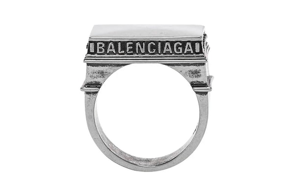 Balenciaga rend hommage à l'Arc de Triomphe avec sa nouvelle bague