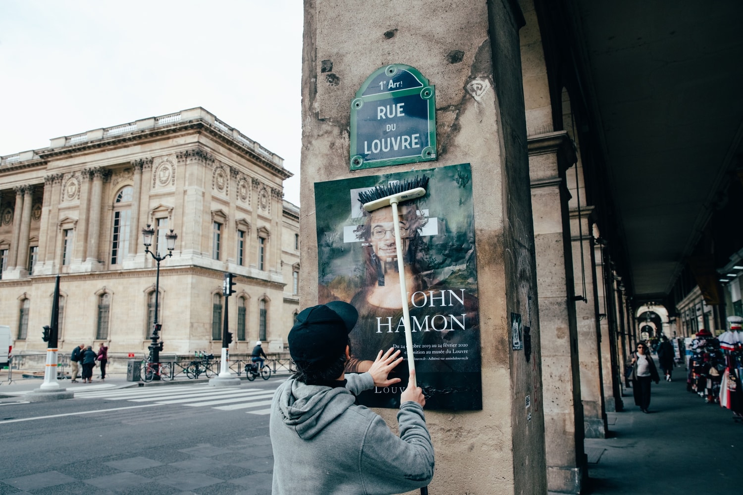 L'artiste français John Hamon pirate Le Louvre