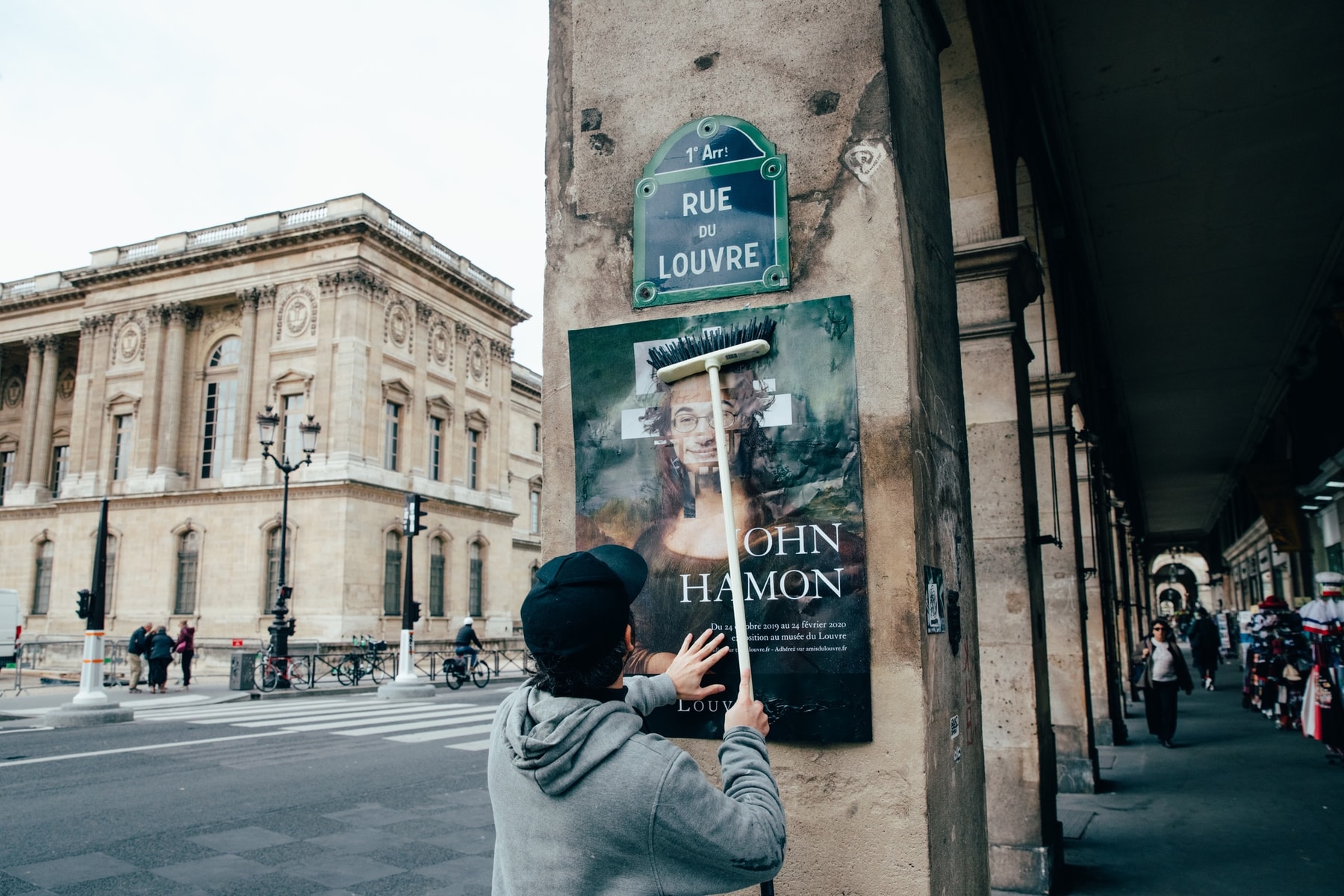 L'artiste français John Hamon pirate Le Louvre