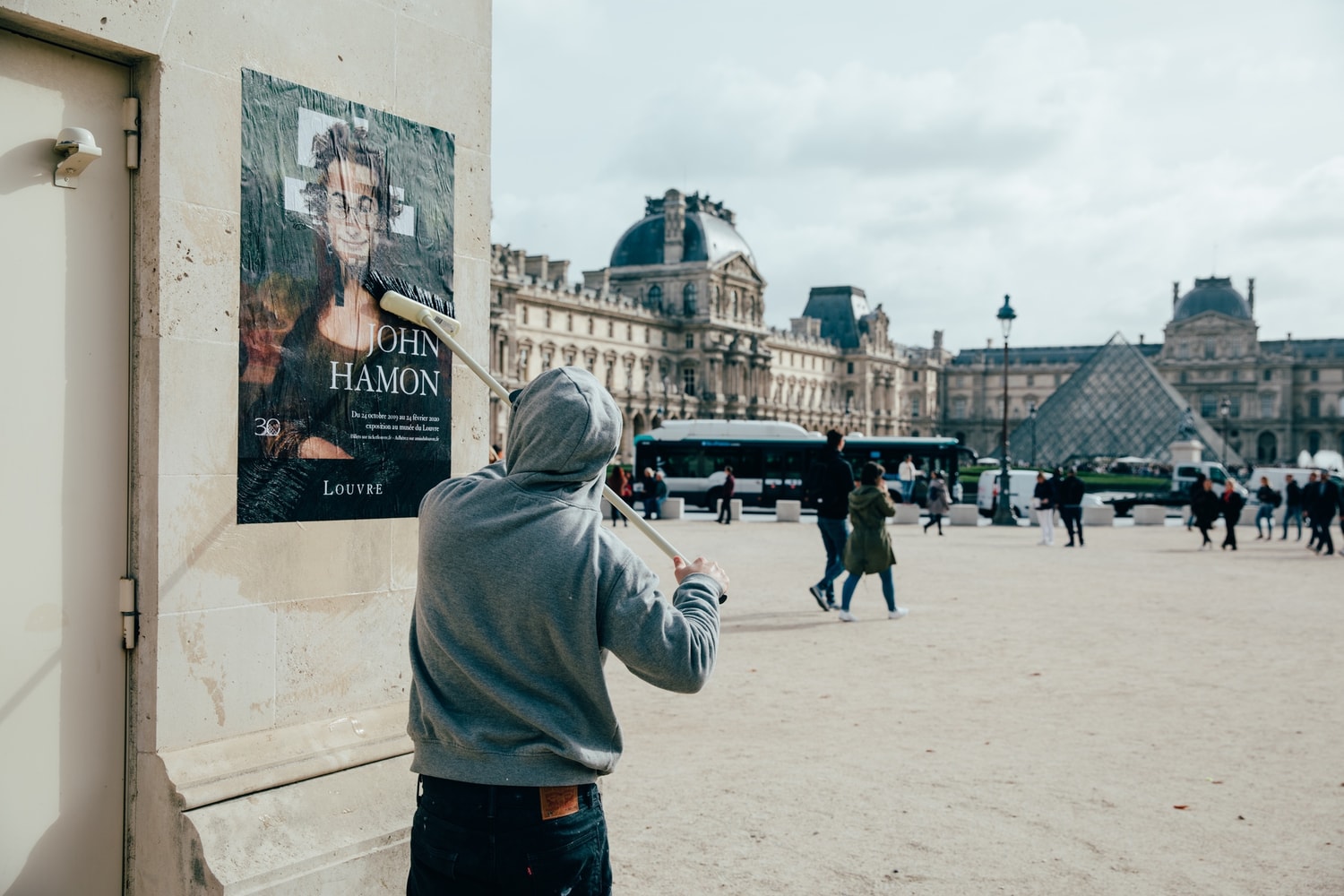 L'artiste français John Hamon pirate Le Louvre