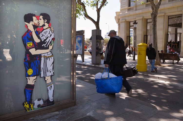 Le fameux baiser entre Messi et Ronaldo mis en vente aux enchères