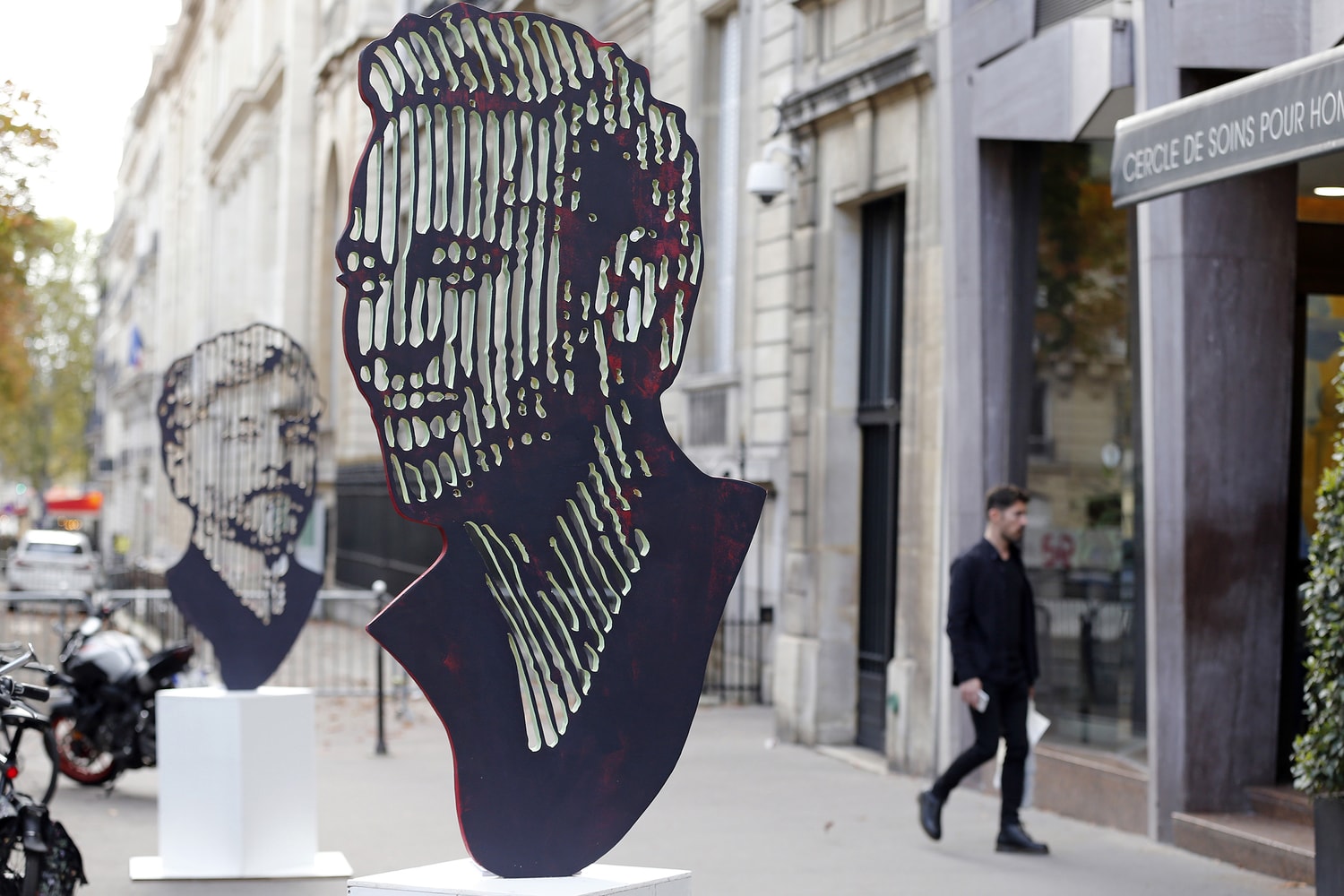 Neymar statue Paris
