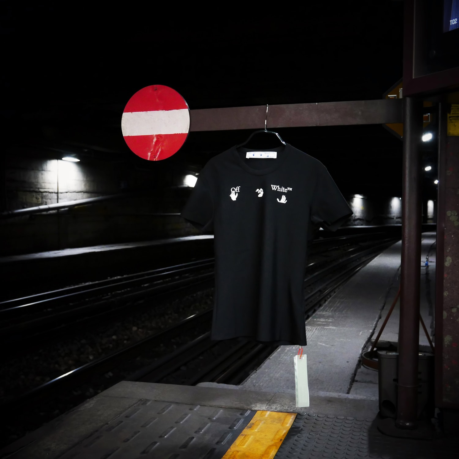 Off-White™ officialise son nouveau logo avec un nouveau tee-shirt en vente dès maintenant