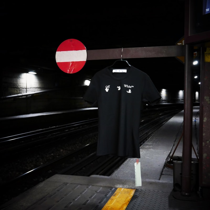 Off-White™ officialise son nouveau logo avec un nouveau tee-shirt en vente dès maintenant