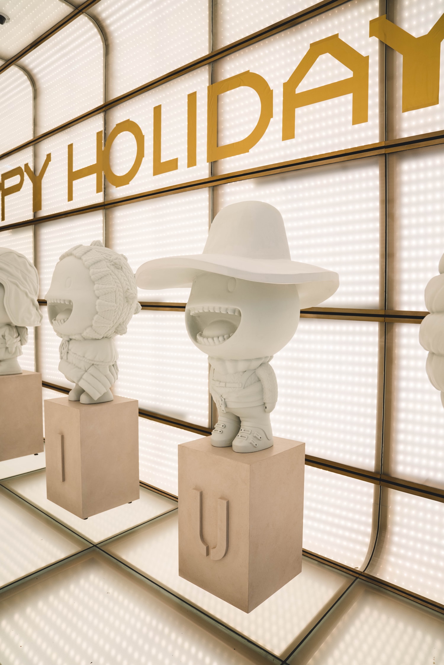 Moncler installe des figurines inédites à Paris pour le lancement de sa collection Genius