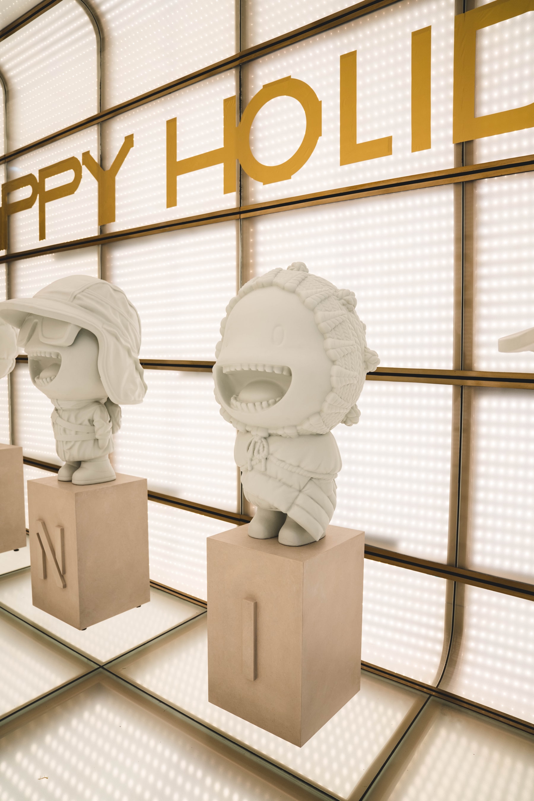 Moncler installe des figurines inédites à Paris pour le lancement de sa collection Genius