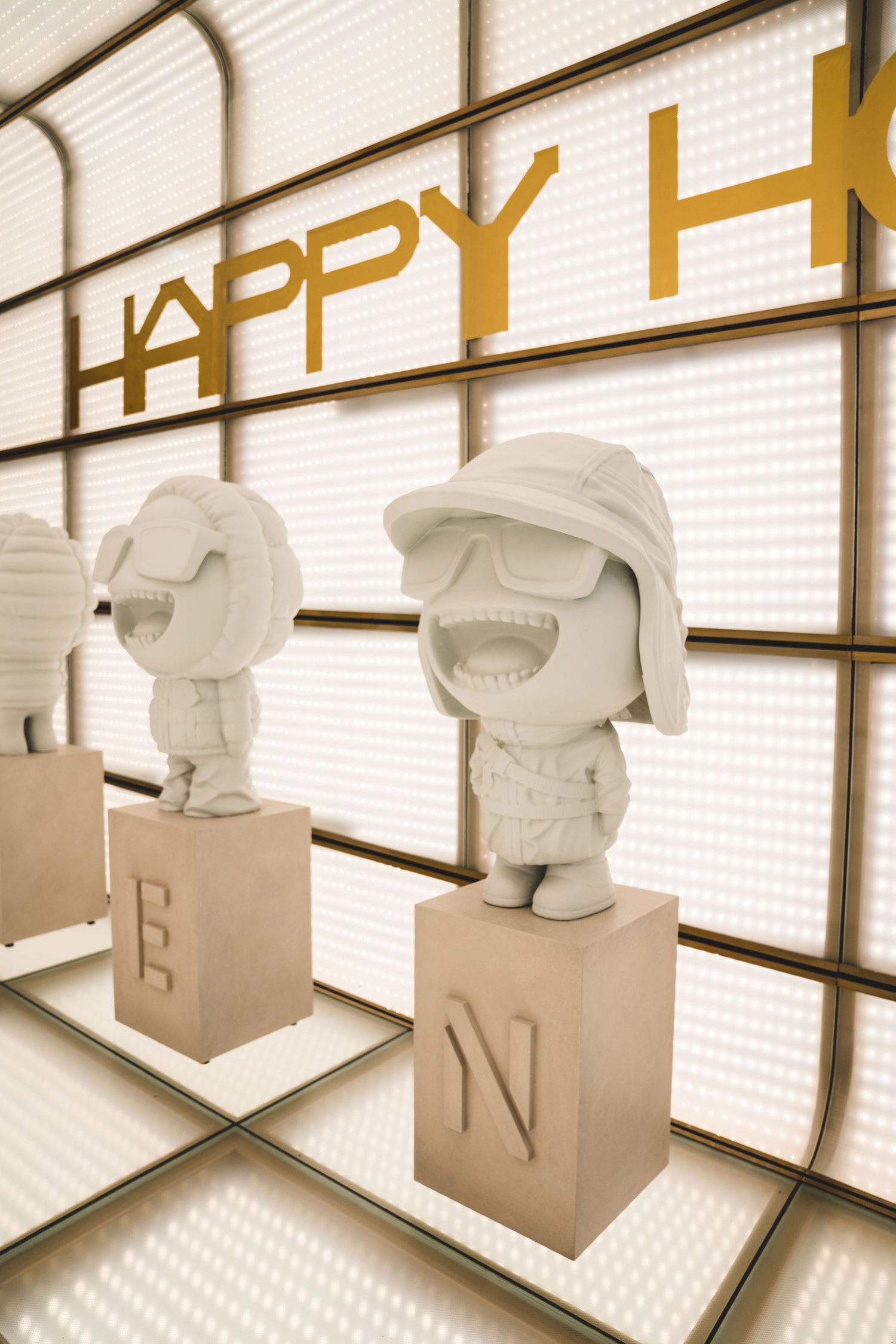 Moncler installe des figurines inédites à Paris pour le lancement de sa collection Genius