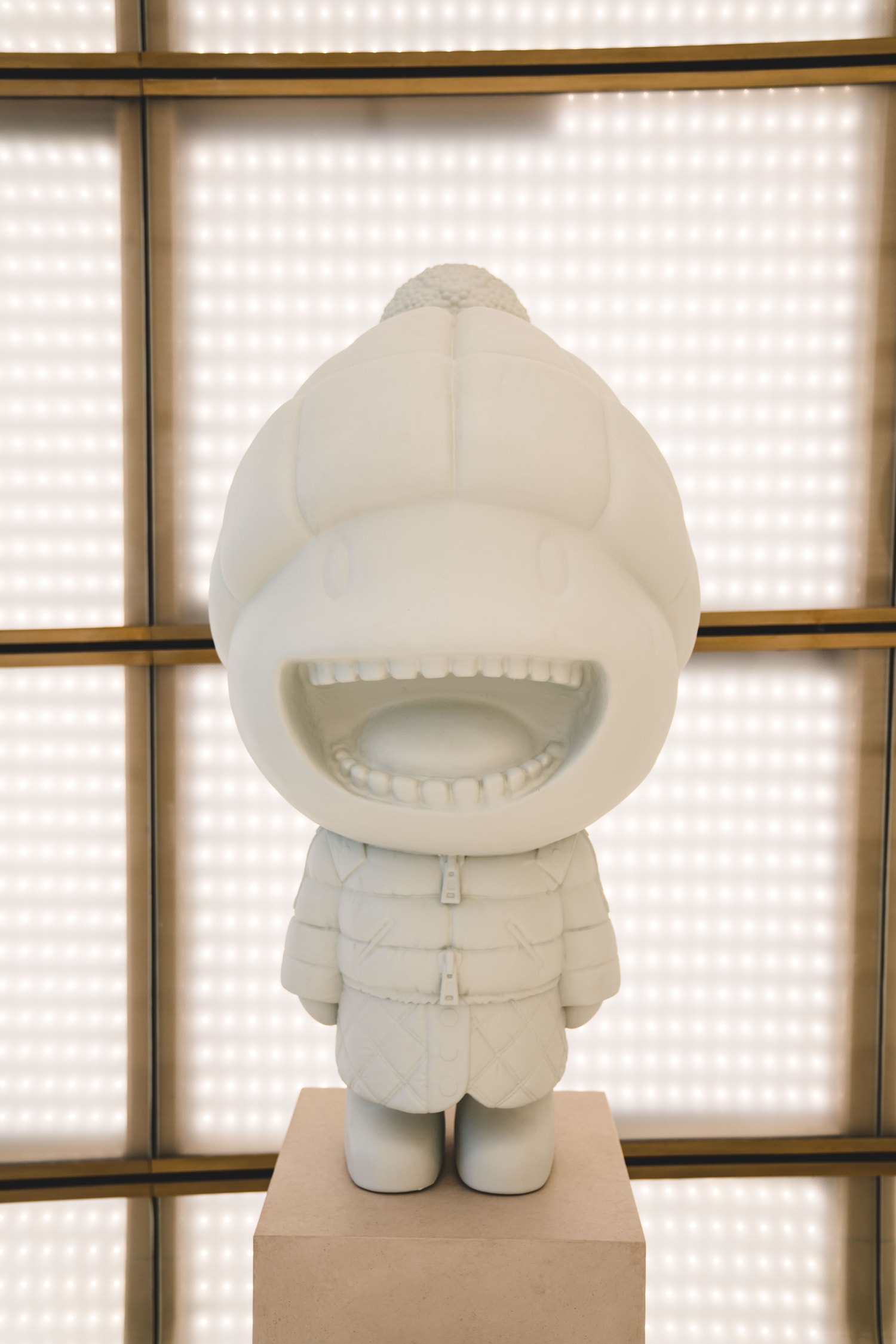 Moncler installe des figurines inédites à Paris pour le lancement de sa collection Genius