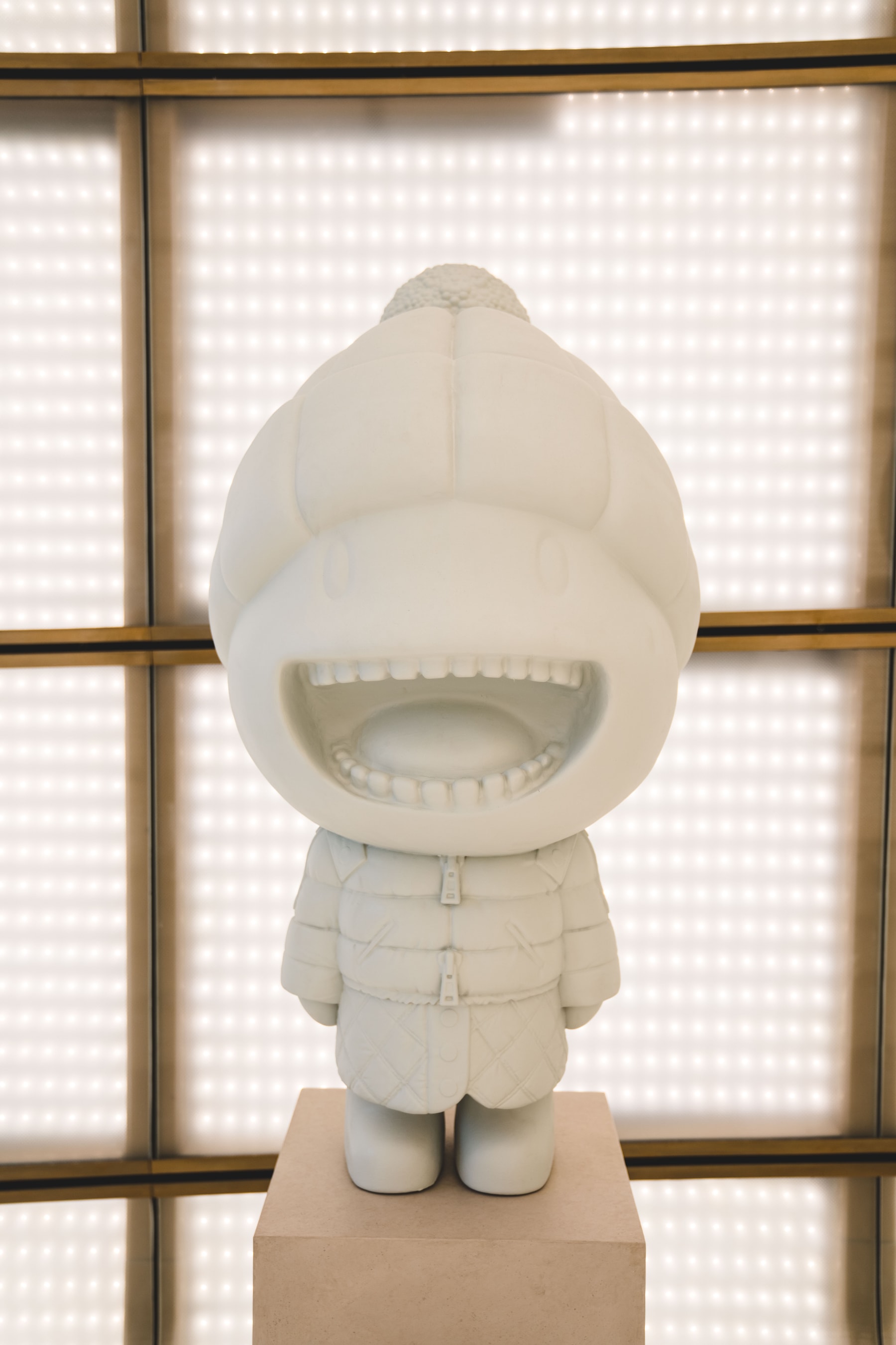Moncler installe des figurines inédites à Paris pour le lancement de sa collection Genius