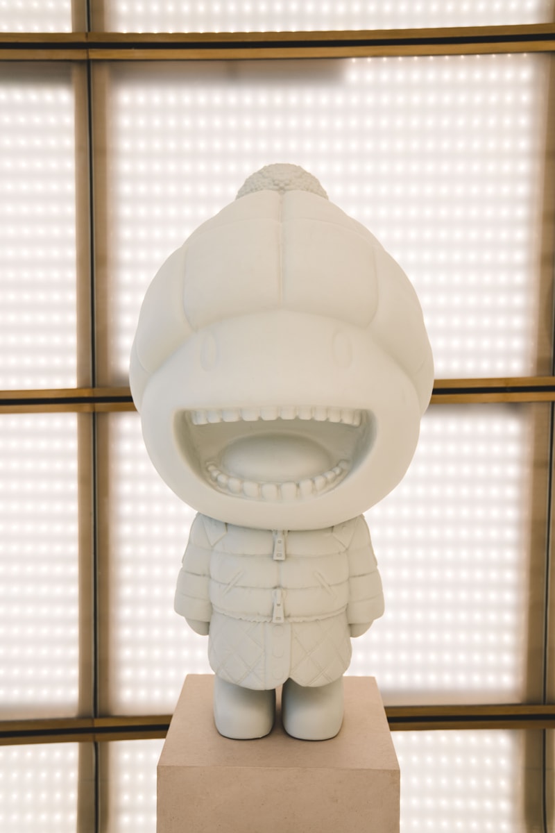 Moncler installe des figurines inédites à Paris pour le lancement de sa collection Genius