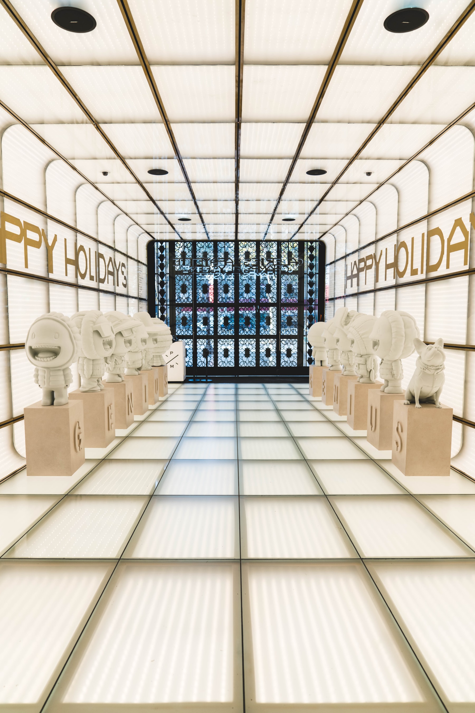 Moncler installe des figurines inédites à Paris pour le lancement de sa collection Genius