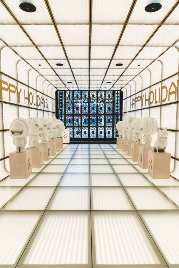 Moncler installe des figurines inédites à Paris pour le lancement de sa collection Genius