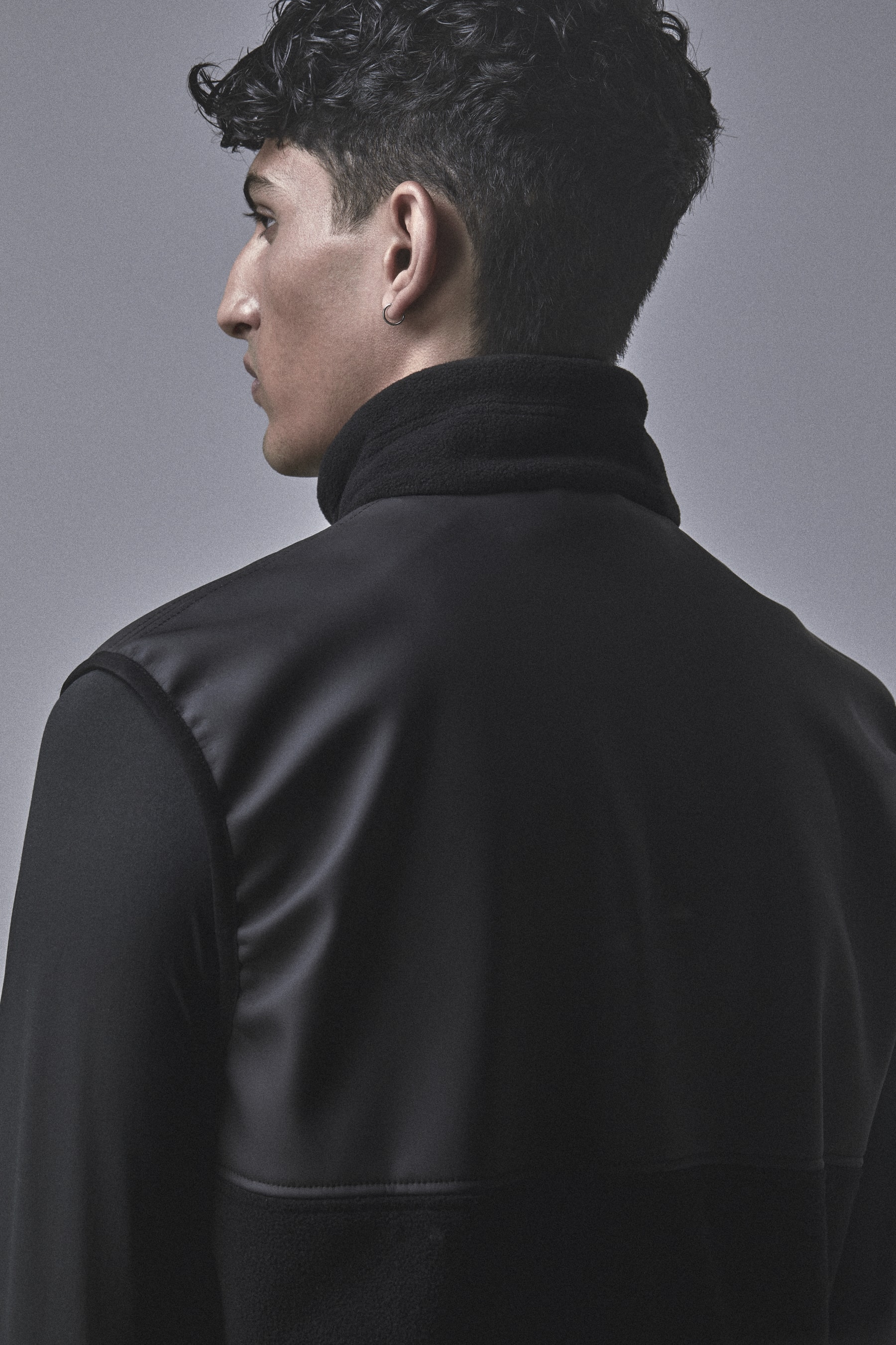 Rains agrandit son vestiaire avec sa nouvelle collection "Fleece"