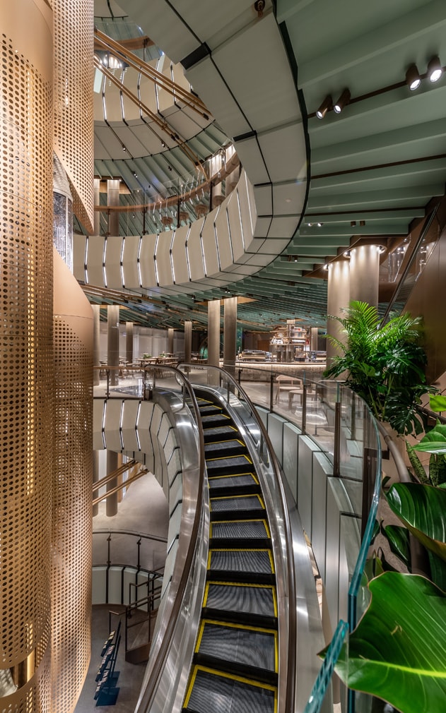 À l'intérieur du plus grand Starbucks au monde qui vient d'ouvrir à Chicago