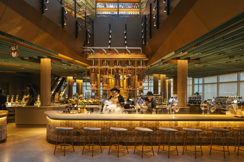 À l'intérieur du plus grand Starbucks au monde qui vient d'ouvrir à Chicago