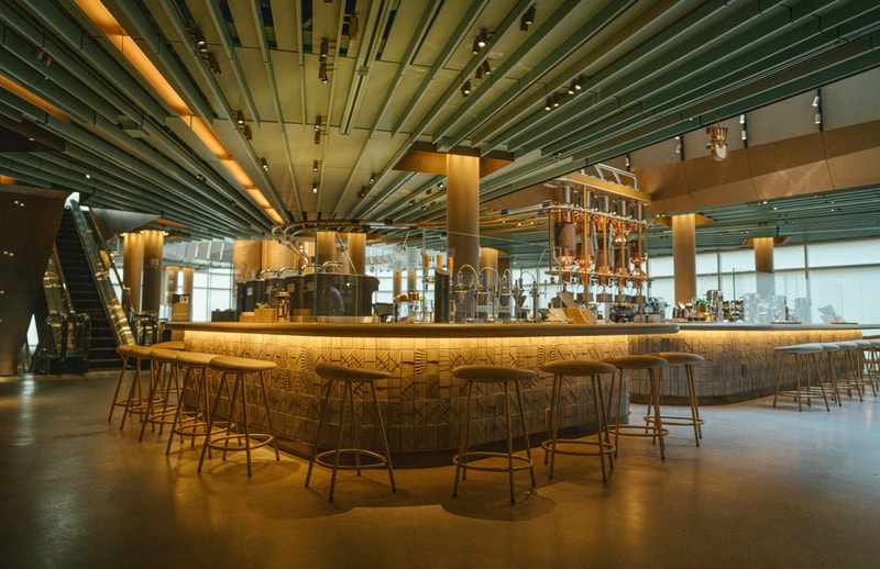À l'intérieur du plus grand Starbucks au monde qui vient d'ouvrir à Chicago