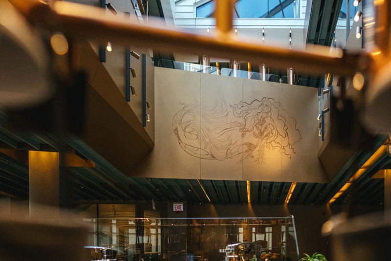À l'intérieur du plus grand Starbucks au monde qui vient d'ouvrir à Chicago