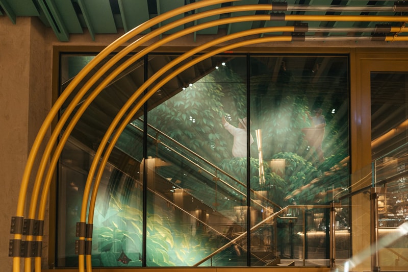 À l'intérieur du plus grand Starbucks au monde qui vient d'ouvrir à Chicago
