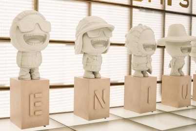 Moncler installe des figurines inédites à Paris pour le lancement de sa collection Genius