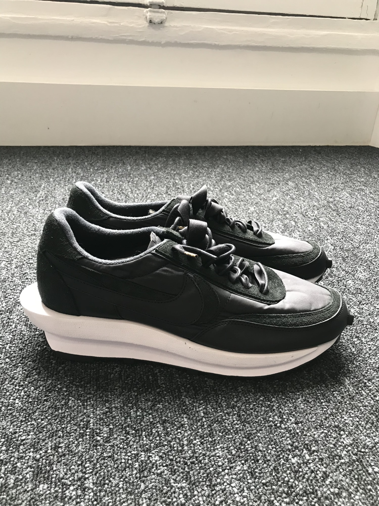 Photo sacai x Nike LDWaffle noire cuir