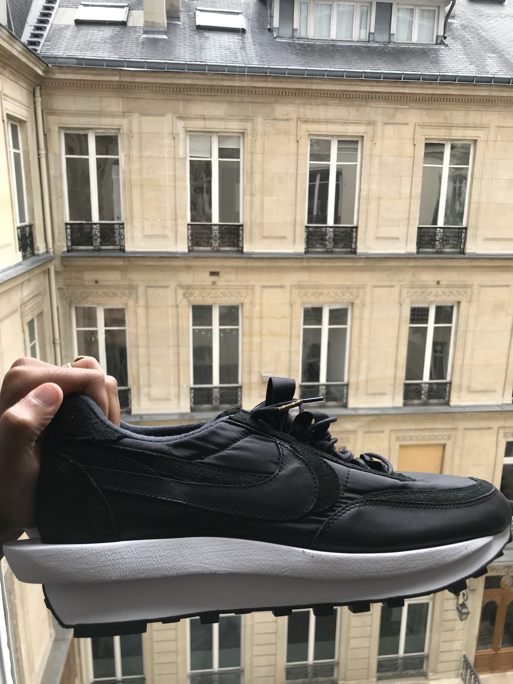 Photo sacai x Nike LDWaffle noire cuir