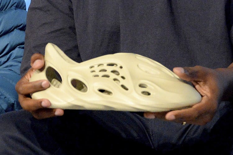 Kanye West annonce que les YEEZY façon Crocs seront fabriquées à partir d'algues