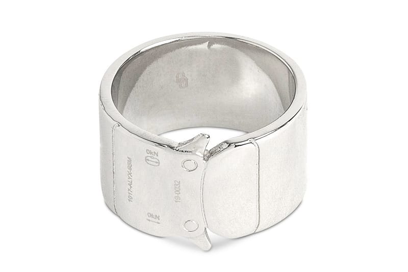 1017 ALYX 9SM droppe une bague en argent détaillée de son iconique "Rollercoaster Buckle"