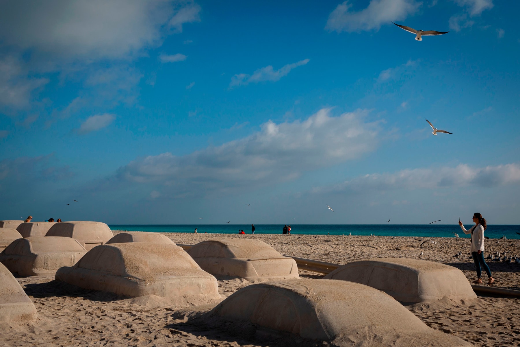 L'artiste Leandro Erlich recrée un faux embouteillage sur Miami Beach pour alerter sur le changement climatique