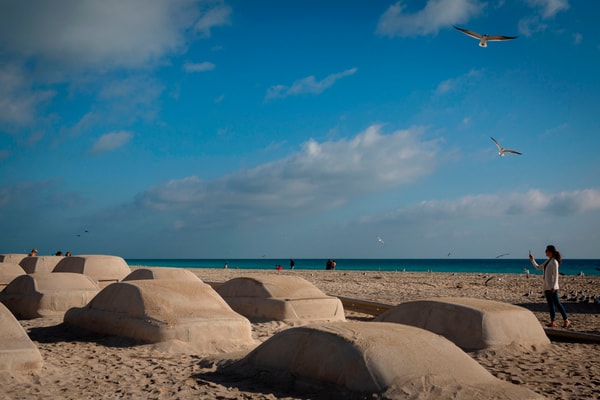 L'artiste Leandro Erlich recrée un faux embouteillage sur Miami Beach pour alerter sur le changement climatique