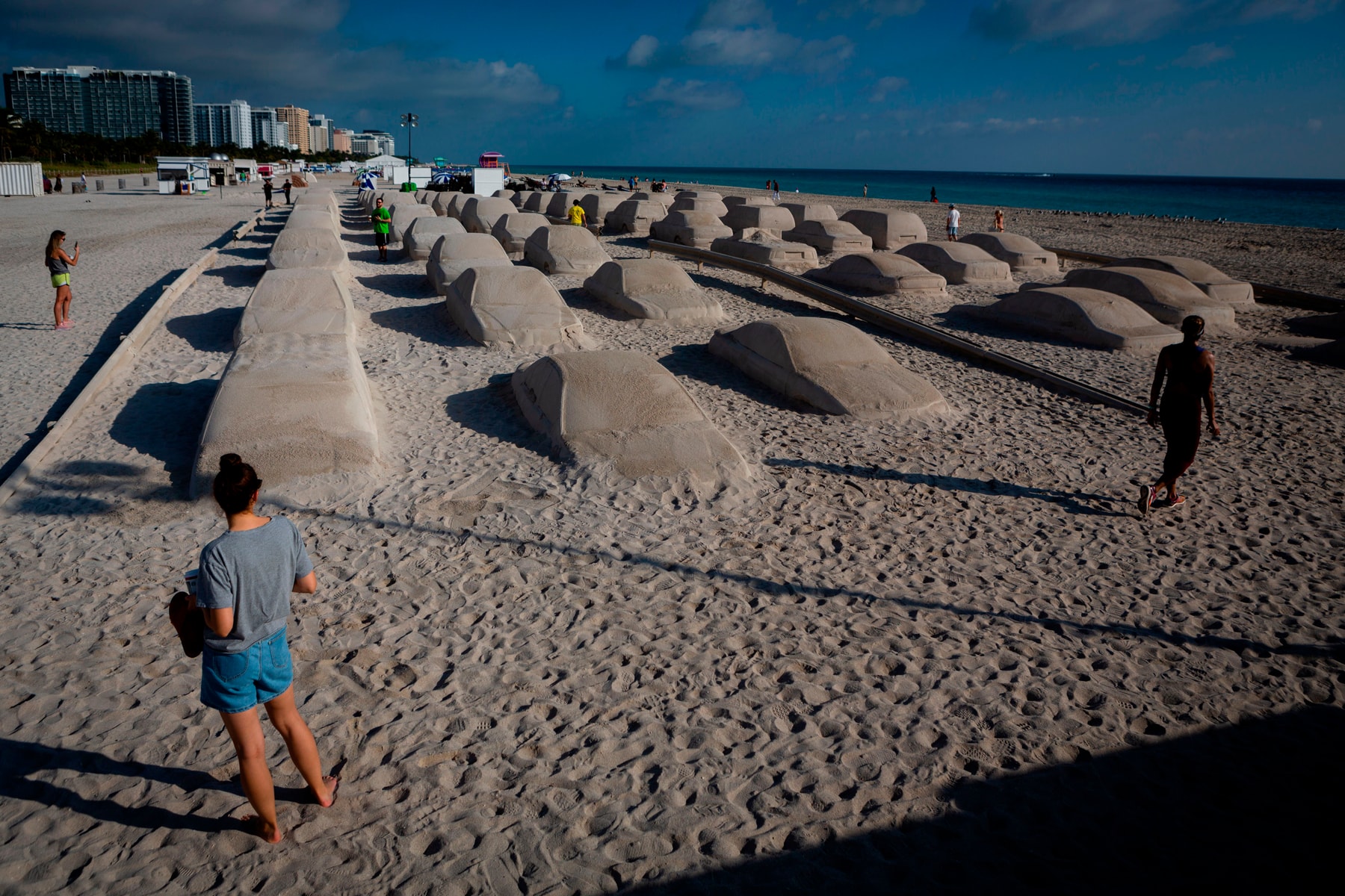 L'artiste Leandro Erlich recrée un faux embouteillage sur Miami Beach pour alerter sur le changement climatique