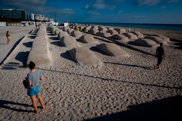 L'artiste Leandro Erlich recrée un faux embouteillage sur Miami Beach pour alerter sur le changement climatique