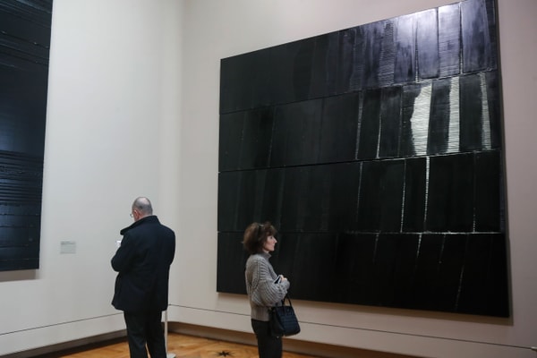 Pierre Soulages : Son exposition au Louvre en images