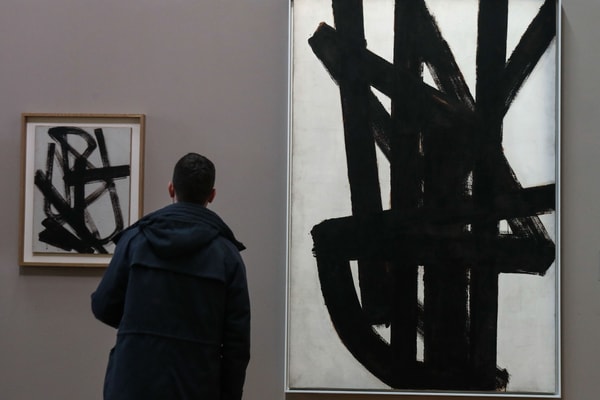 Pierre Soulages : Son exposition au Louvre en images