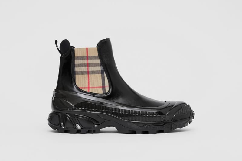 Burberry sort une Chelsea Boots à la semelle crantée
