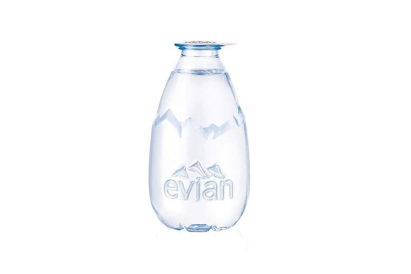 Evian stoppe la commercialisation de l'une de ses bouteilles emblématiques suite à une pétition en ligne